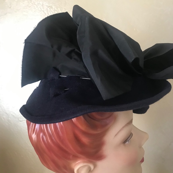 CHIC 1940s\' NAVY FELT FEDORA WITH BLACK FABRIC RIBBON AND LARGE BOW main image 15